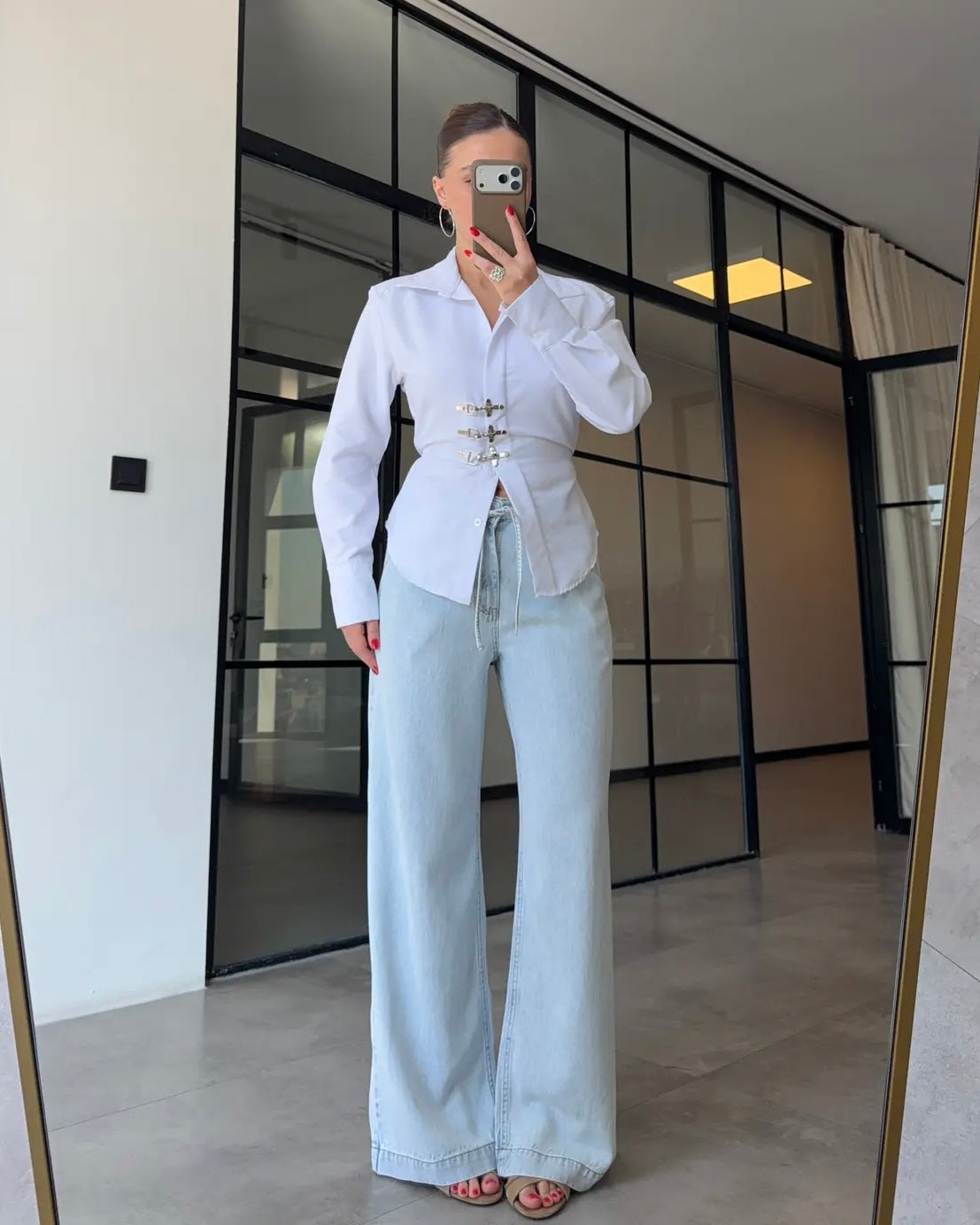 Elegant white Buckle Detail Fitted Shirt | قميص أبيض أنيق بقصة محددة وتفاصيل أبازيم معدنية