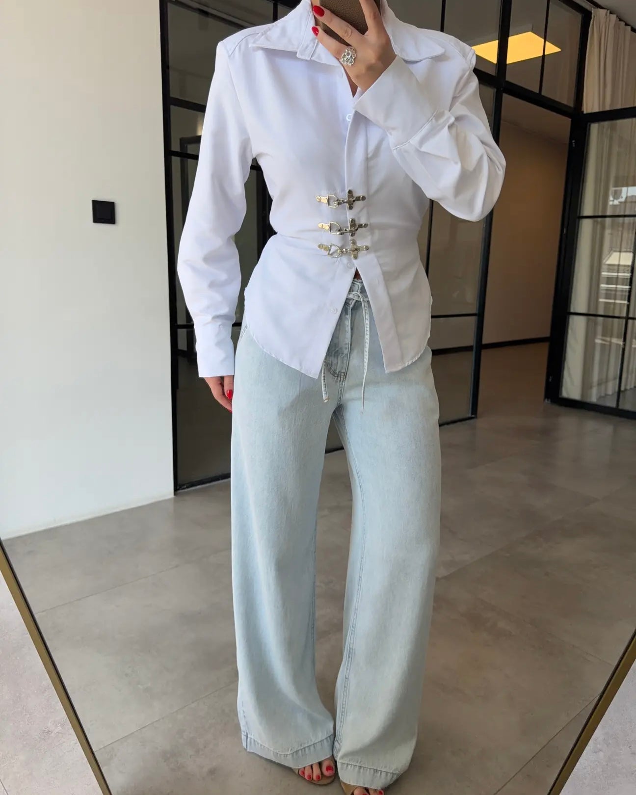 Elegant white Buckle Detail Fitted Shirt | قميص أبيض أنيق بقصة محددة وتفاصيل أبازيم معدنية