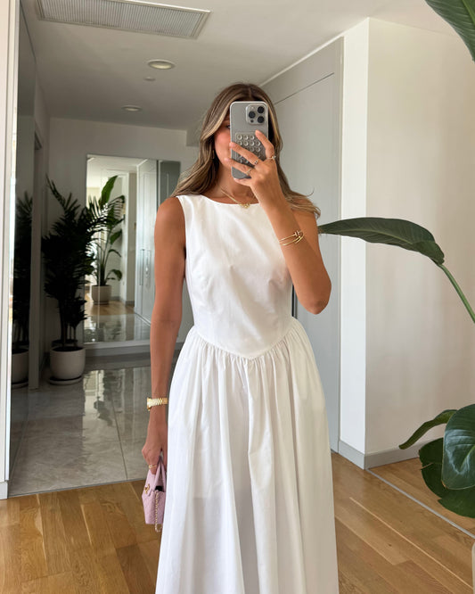 White Form-fitting Maxi Dress | فستان ابيض ماكسي بقَصّة أنثوية تُبرز القوام