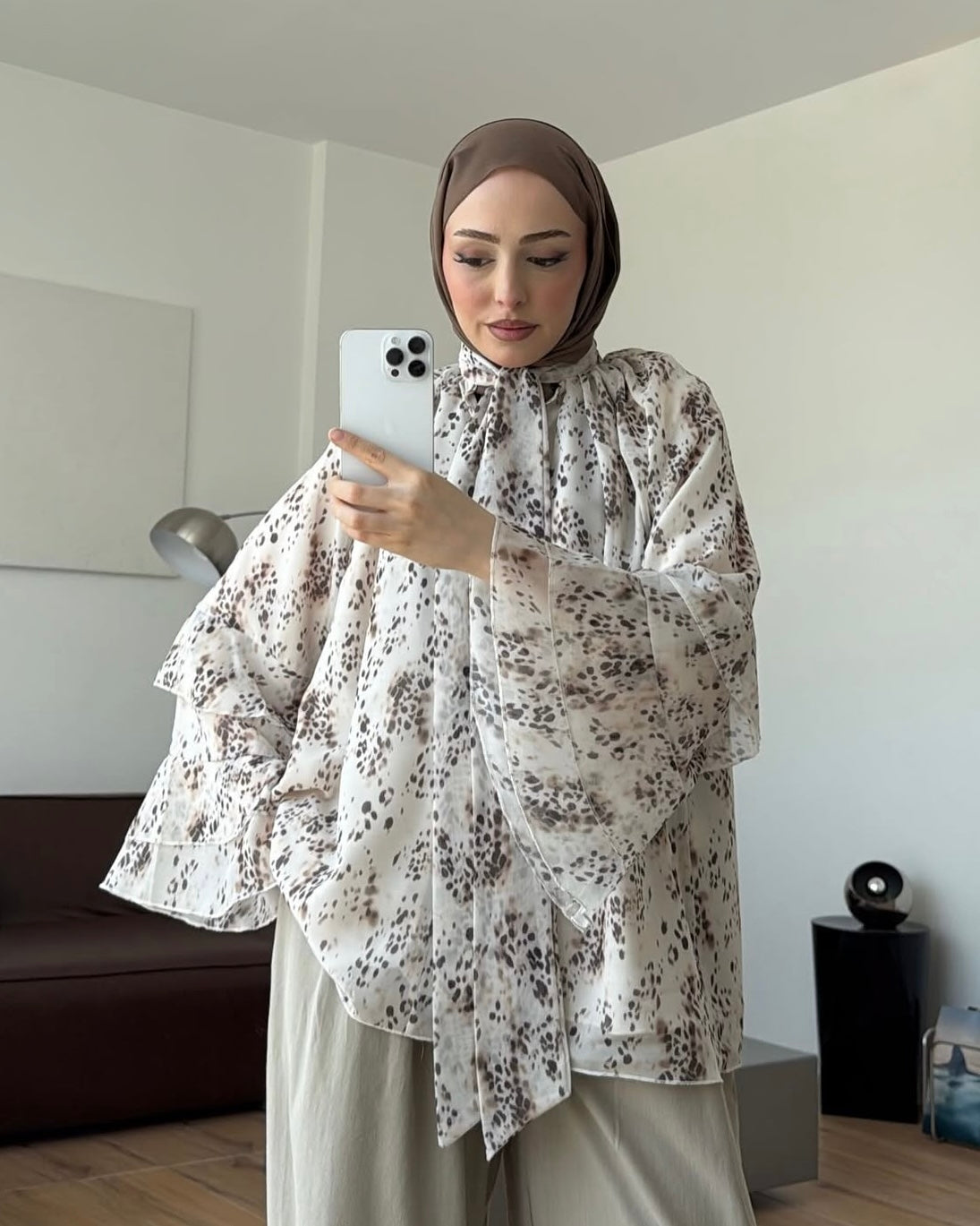 Animal Print Bow-Tie Blouse | بلوزة بطبعة جلد الفهد مع ربطة عنق v