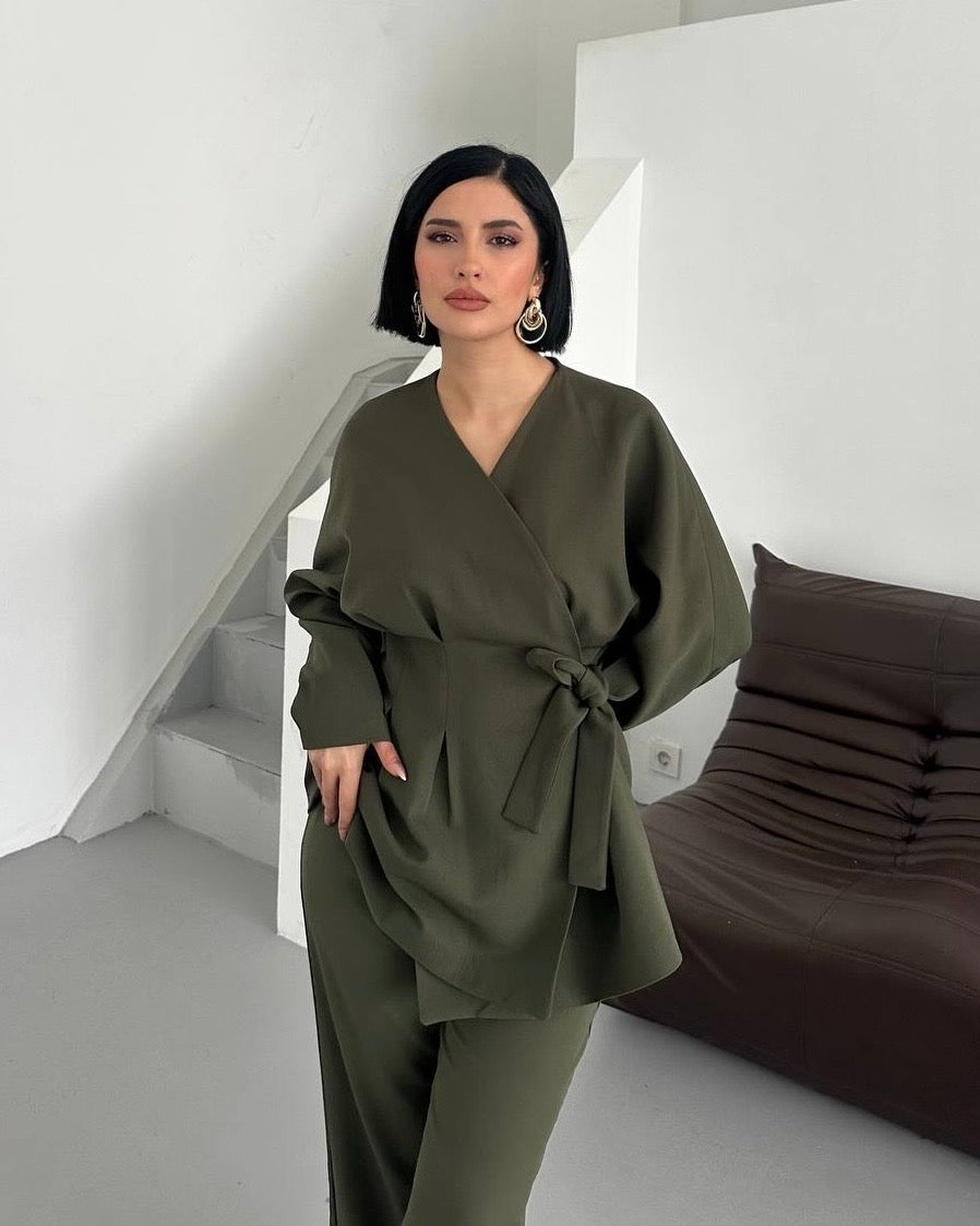 Olive Green Fitted Set With a Side Tie | طقم زيتي انيق بارز للخصر مع ربطة جانبية