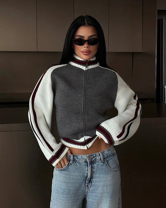 Grey Color Block Knit Zip-Up Cardigan with Burgundy Striped Sleeves | جاكيت رمادي بسحاب أمامي وأكمام واسعة بخطوط خمرية