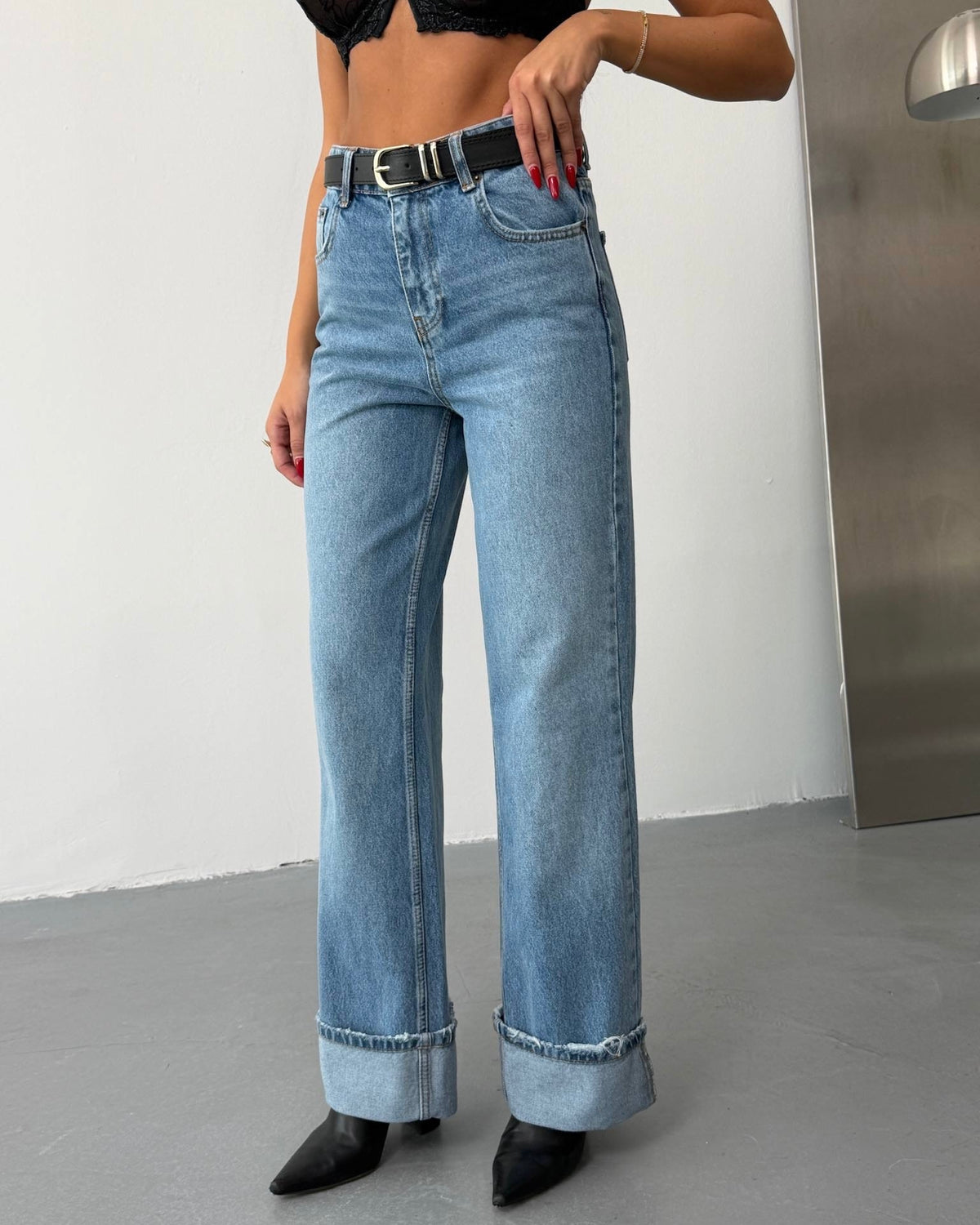Medium Wash High-Waisted Cuffed Denim Jeans | جينز بخصر عالي مع طيّة من الأسفل