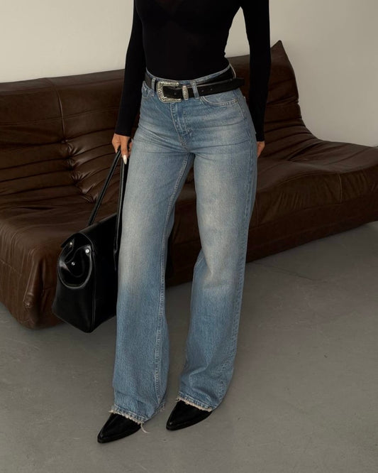 Light Wash Straight Leg High-Waisted Jeans | جينز فاتح بقصّة مستقيمة وخصرٍ عالٍ