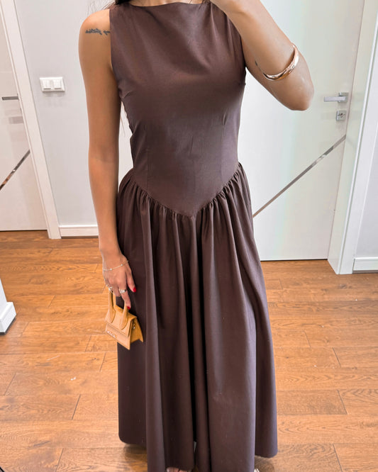 Brown Form-fitting Maxi Dress | فستان بني ماكسي بقَصّة أنثوية تُبرز القوام