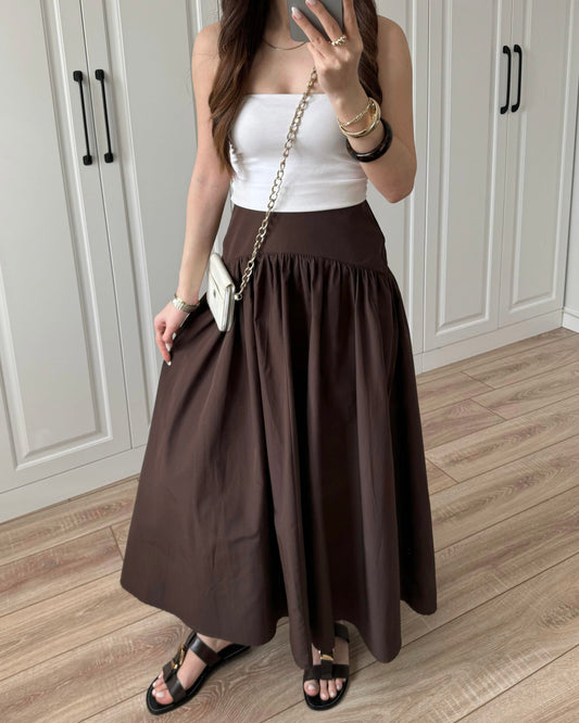 Brown High Waist Gathered Maxi Skirt | تنورة طويلة باللون البني بخصر عالي وكسرات ناعمة