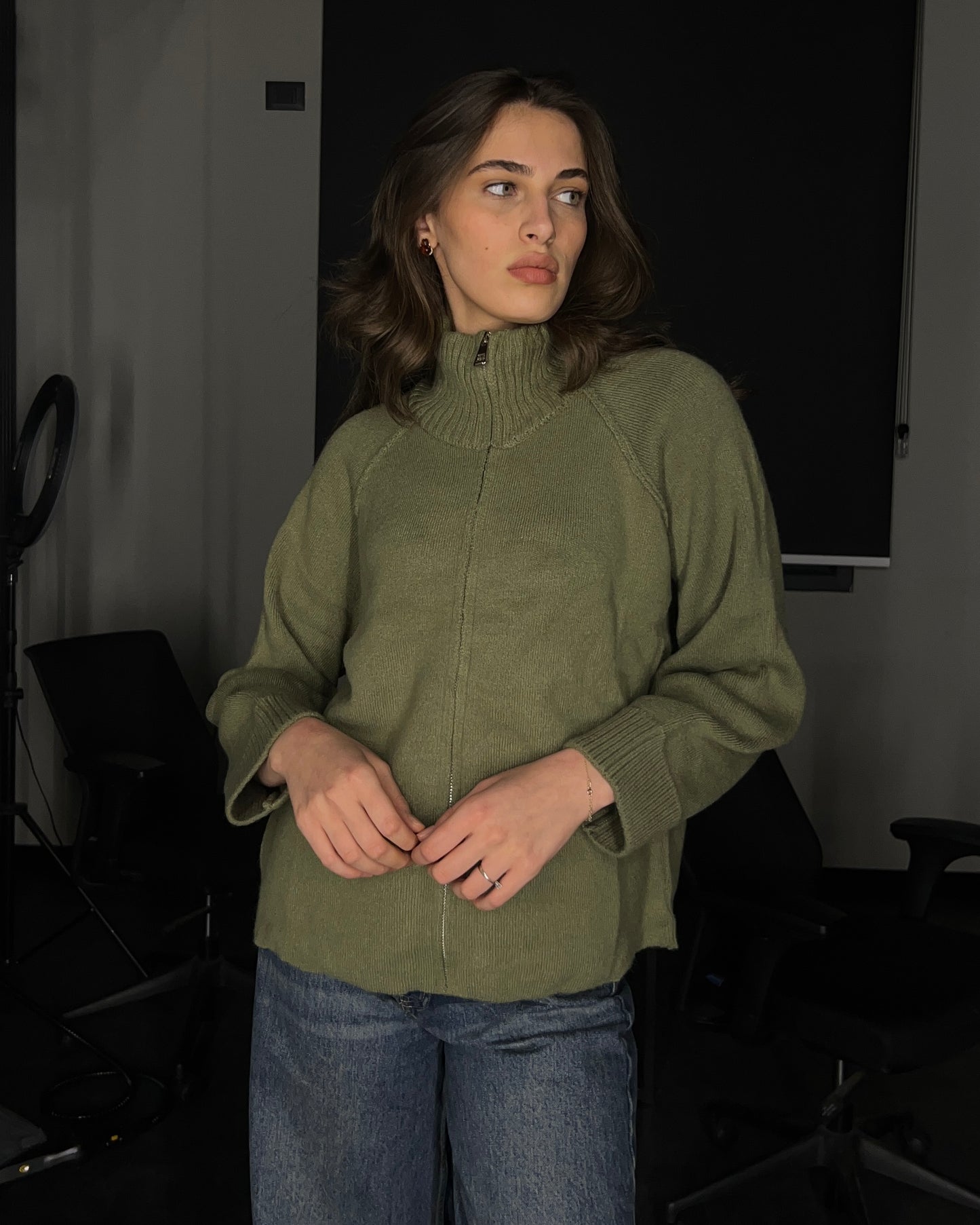 Sage Green Wool-Blend Zip-Up Cardigan with High Ribbed Collar | كارديغان صوف بسحاب باللون الاخضر مع ياقة عالية مضلعة
