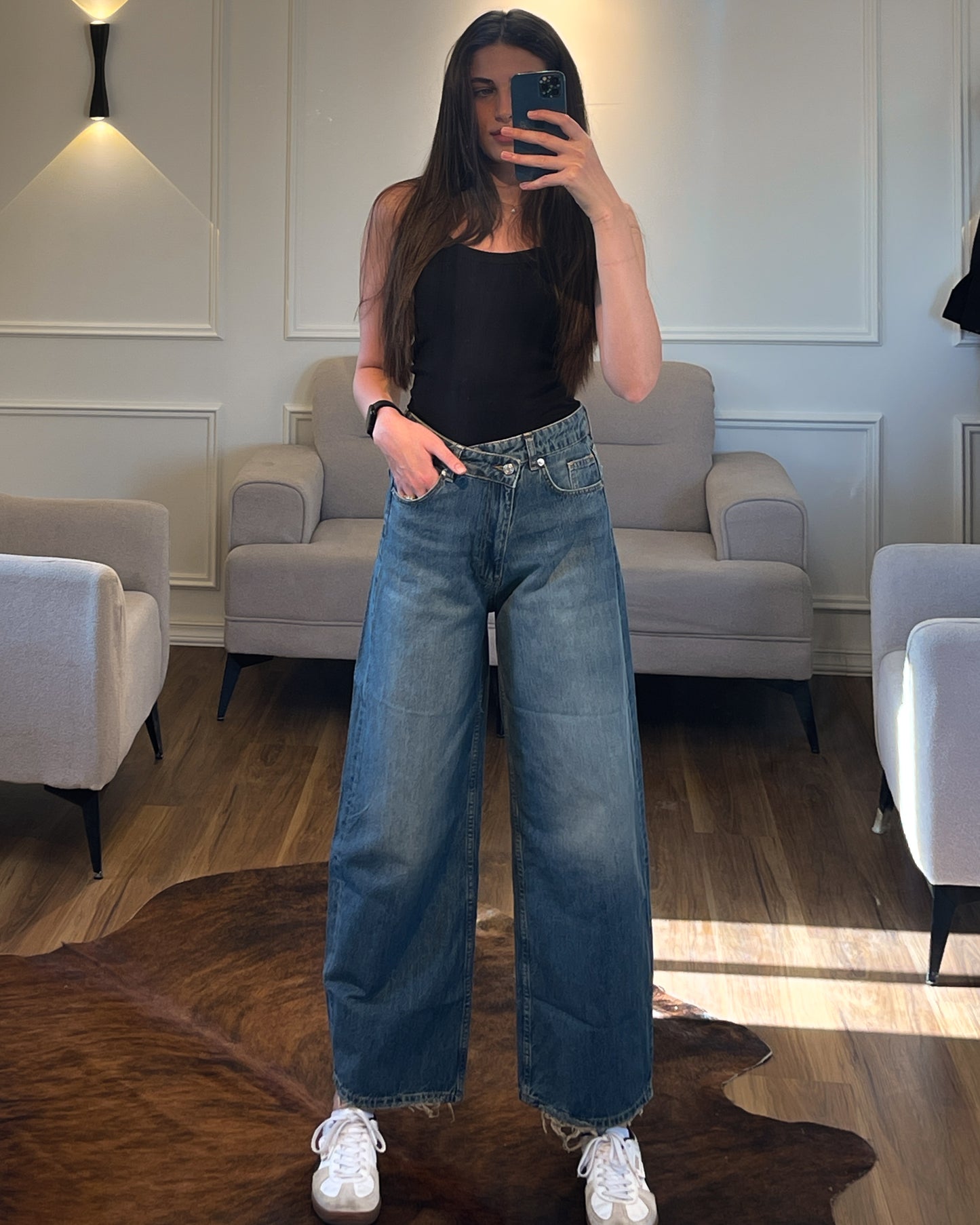 Asymmetrical Retro High-Rise Denim Jeans | جينز دنيم بخصرٍ عالٍ بتصميم غير متماثل