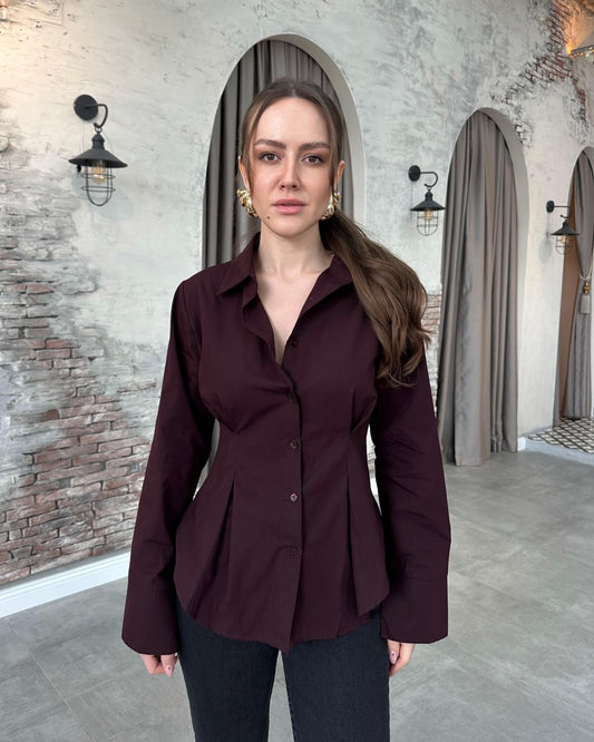 Burgundy Tailored Button-Down Shirt with Sculpted Waist & Wide Cuffs | بلوزة بأزرار بتصميم منحوت وأكمام واسعة باللون الخمري