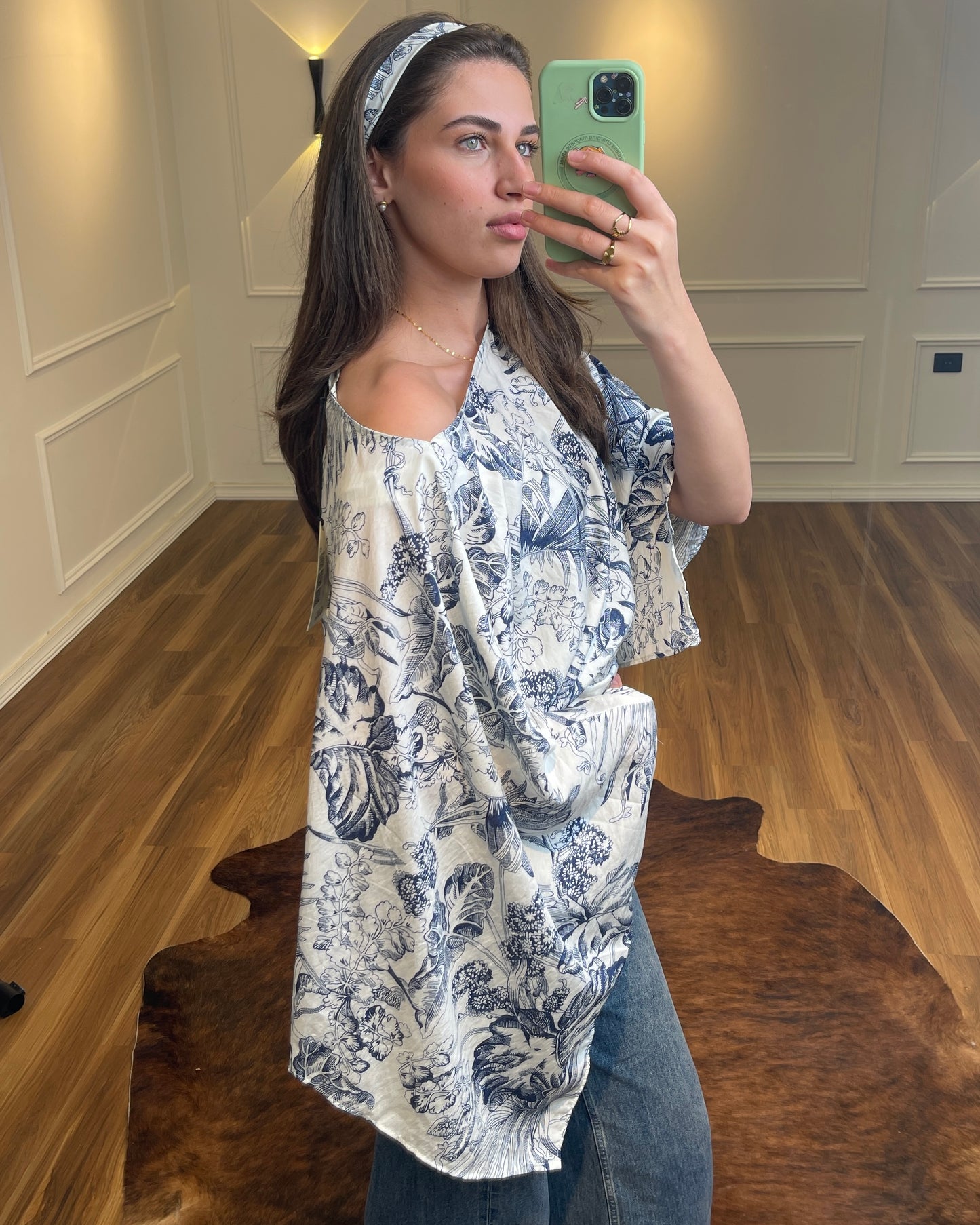Elegant Floral Print Cut-Out Blouse | بلوزة أنيقة بنقشة ورود وقصّة كتف مكشوفة