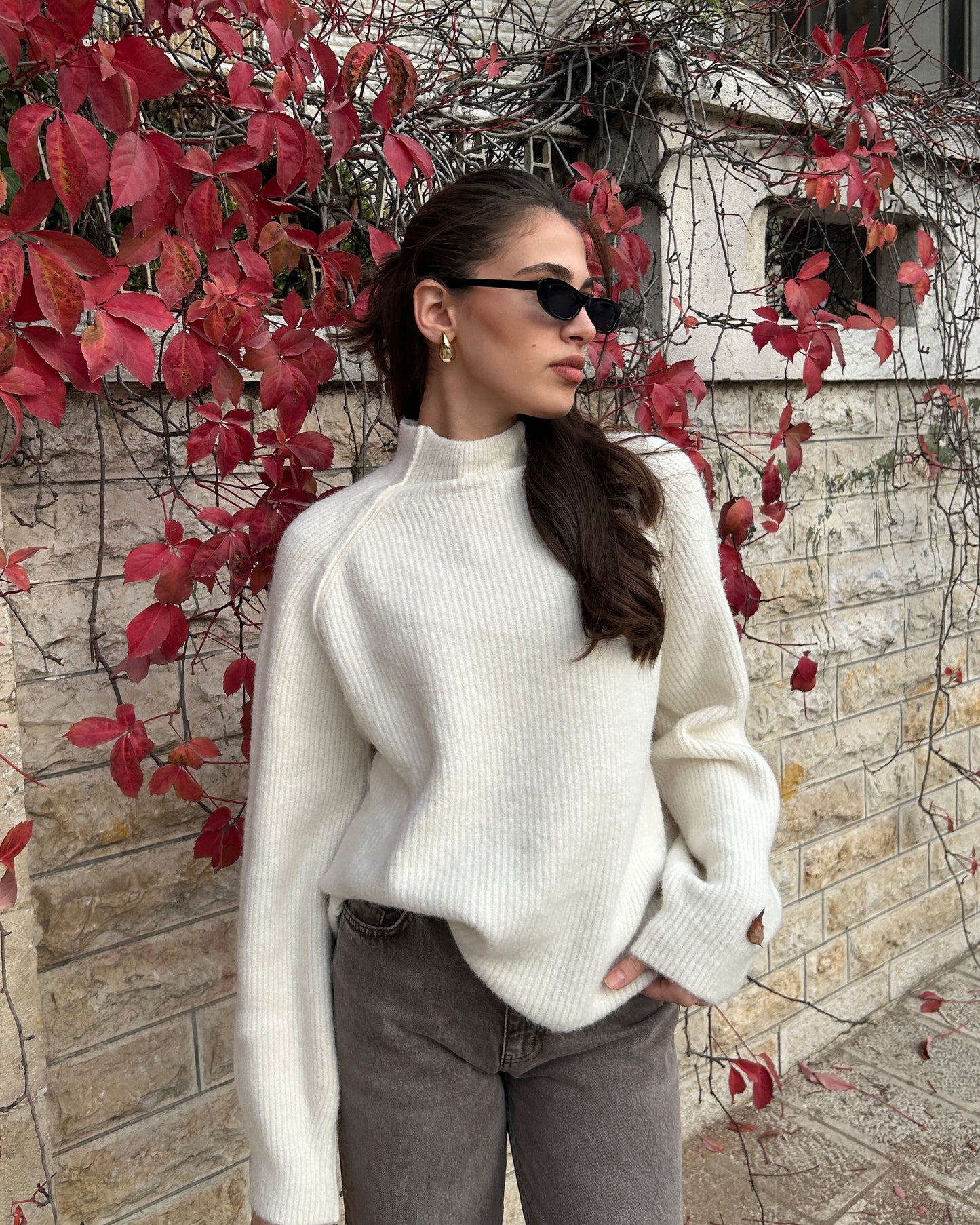 Creamy White Textured Knit Oversized Sweater | بلوزة كريمية محبوكة بنسيج مُحكم وقَصّة واسعة