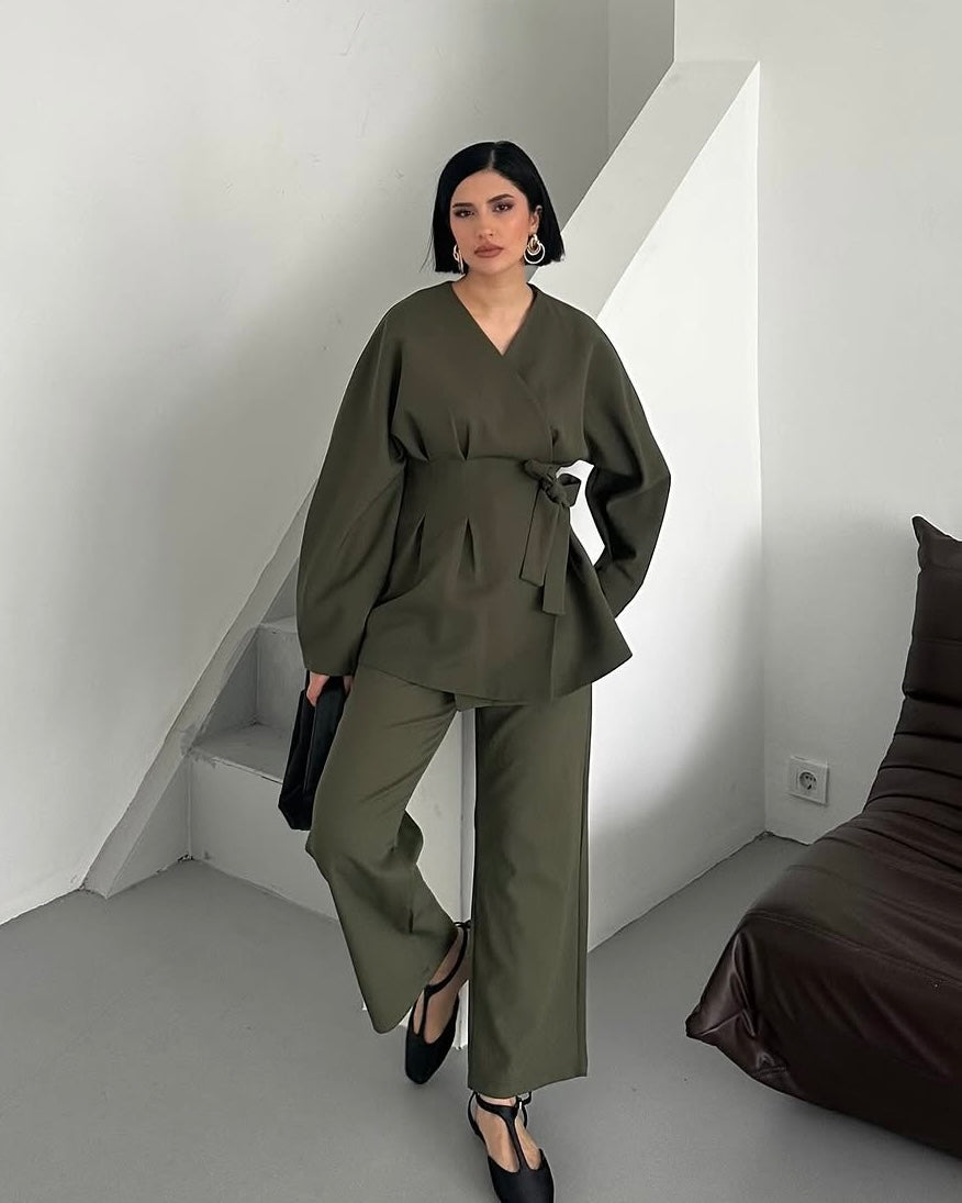 Olive Green Fitted Set With a Side Tie | طقم زيتي انيق بارز للخصر مع ربطة جانبية