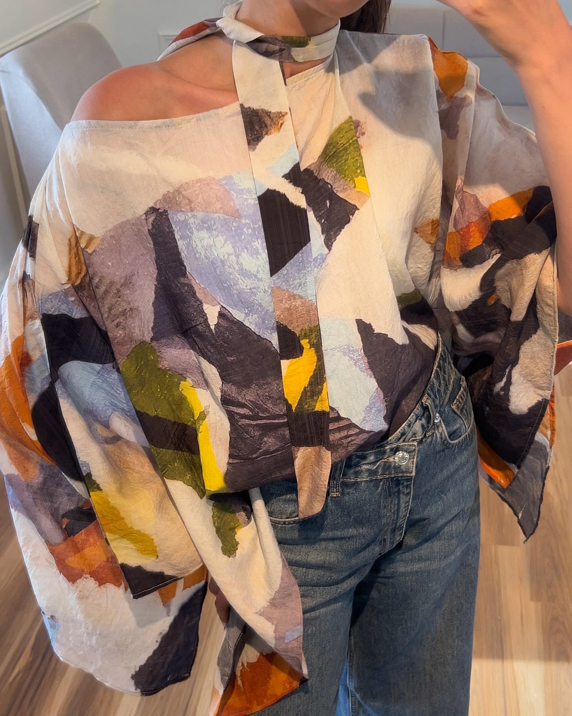 Abstract Print One-Shoulder Blouse with Neck Scarf | بلوزة بنقشة فنية بقصة كتف مكشوف مع شال