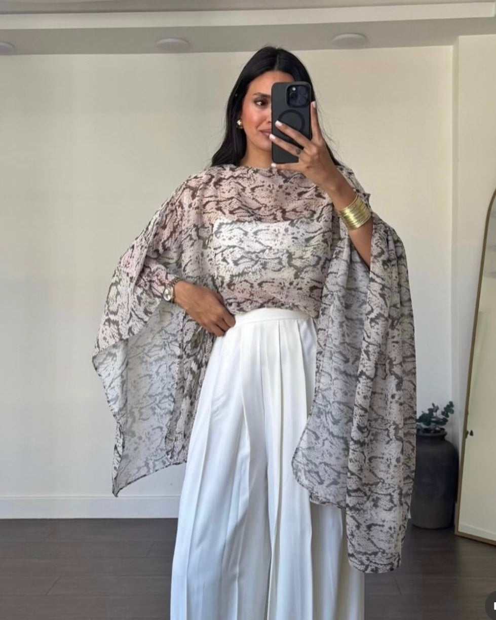 Women’s Elegant Snake Print Chiffon Kaftan Blouse – Beige Batwing Sleeve Flowing Top | بلوزة كفتان نسائية أنيقة بنقشة جلد الثعبان – بيج بأكمام واسعة وانسيابية من الشيفون