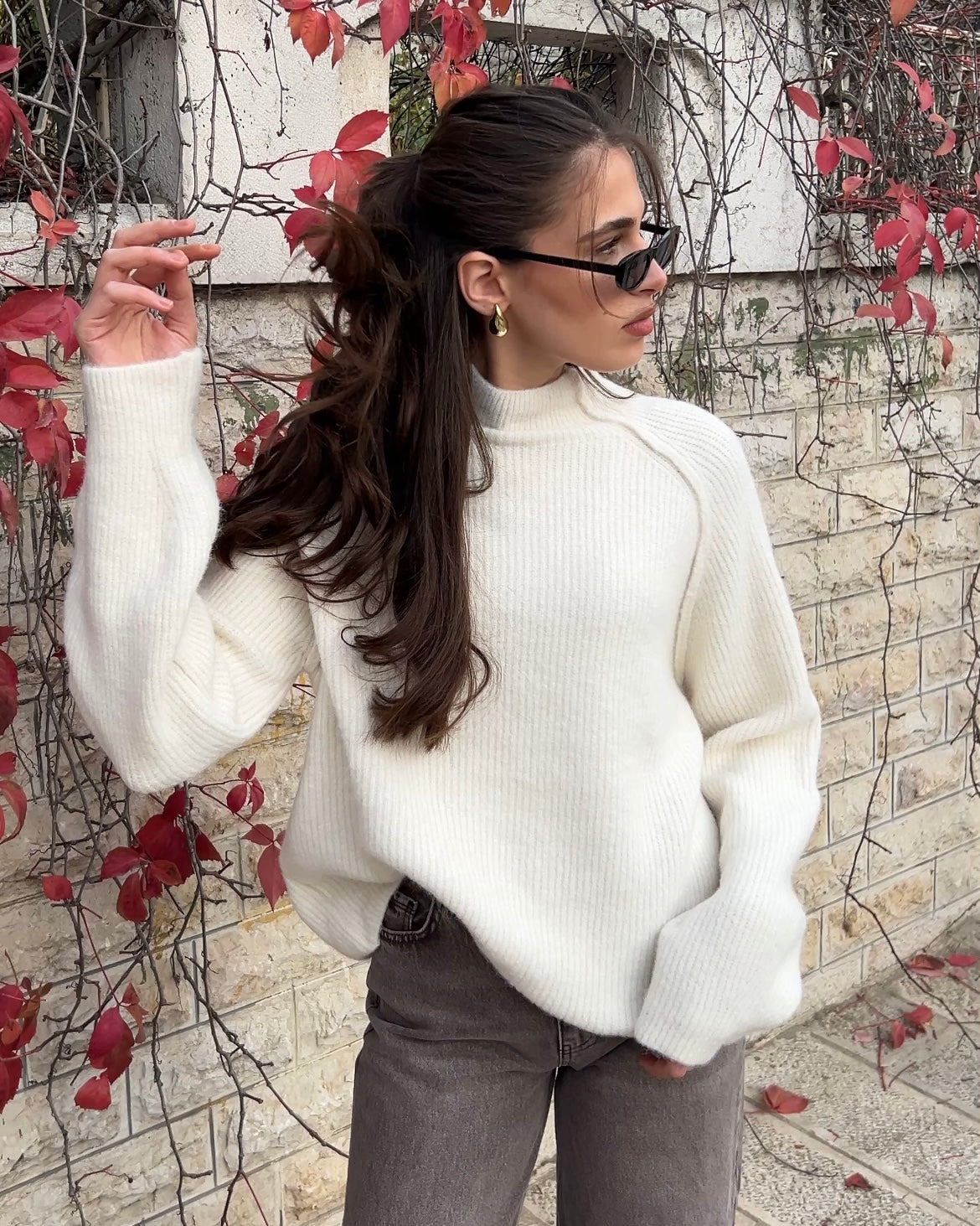 Creamy White Textured Knit Oversized Sweater | بلوزة كريمية محبوكة بنسيج مُحكم وقَصّة واسعة