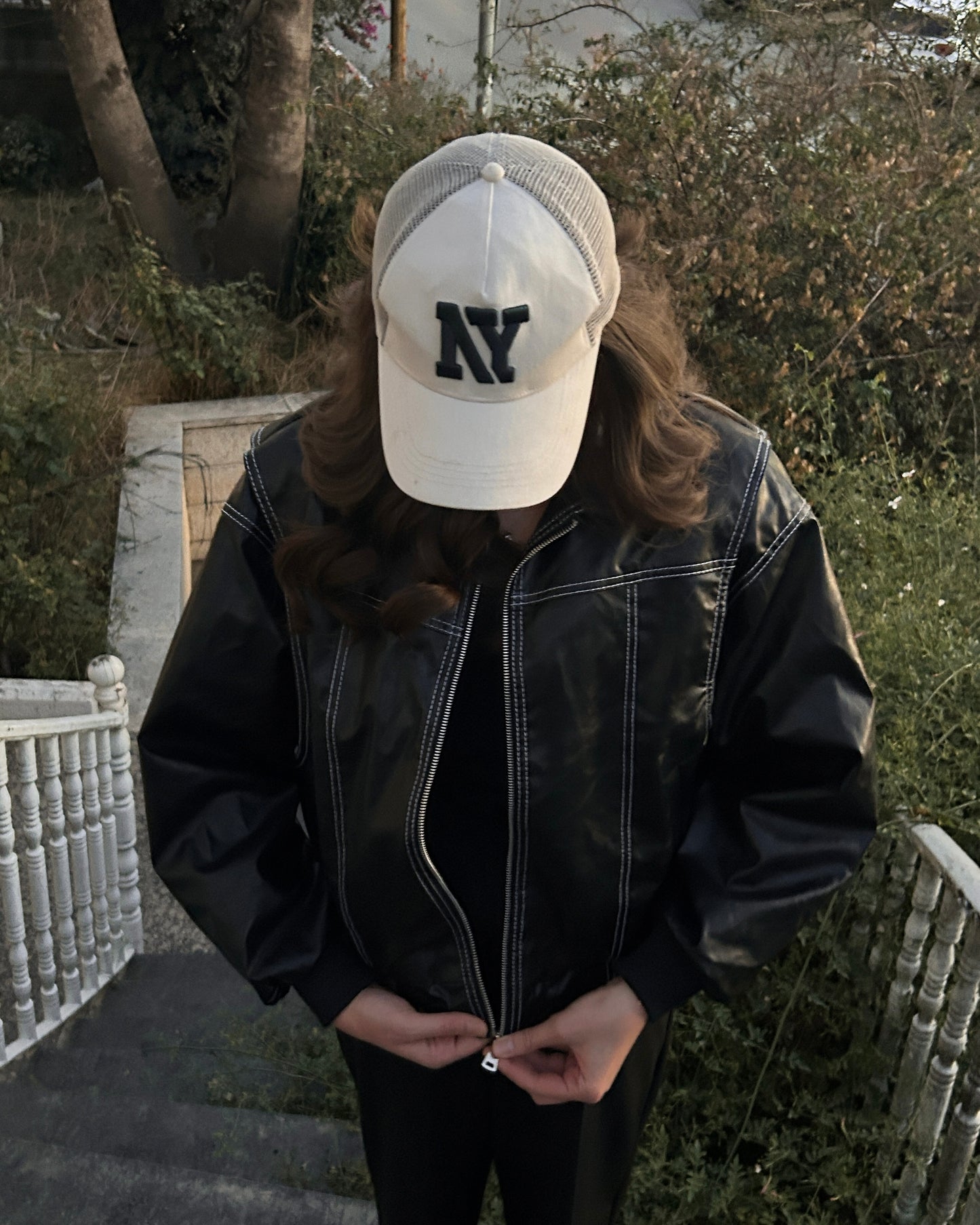 ‏Timeless Black Leather Bomber Jacket | ‏جاكيت بومبر من الجلد باللون الاسود الكلاسيكي