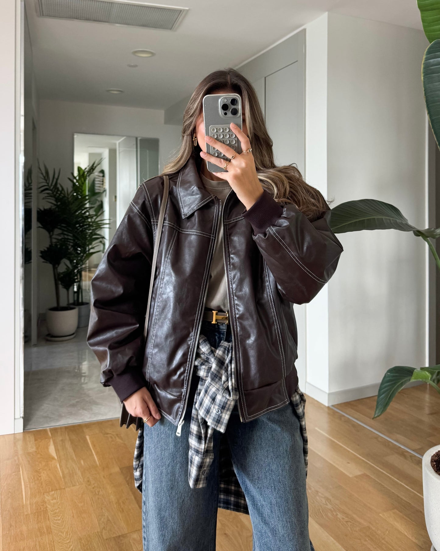 ‏Timeless Brown Leather Bomber Jacket | ‏جاكيت بومبر من الجلد باللون البني الكلاسيكي