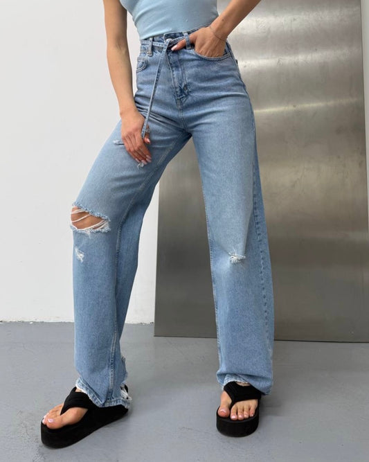 Light Wash High-Waist Drawstring Distressed Wide-Leg Jeans | جينز أزرق فاتح بخصر عالي وربطة خصر ممزق عند الركبة