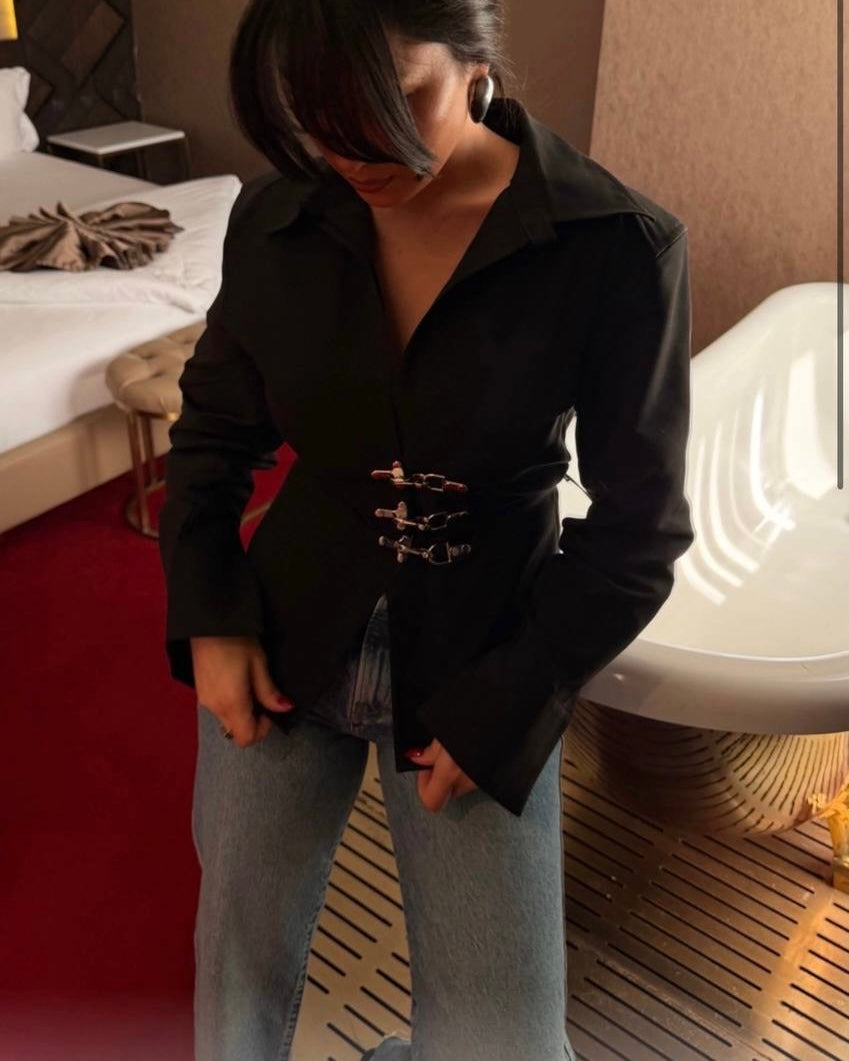 Elegant Black Buckle Detail Fitted Shirt | قميص أسود أنيق بقصة محددة وتفاصيل أبازيم معدنية