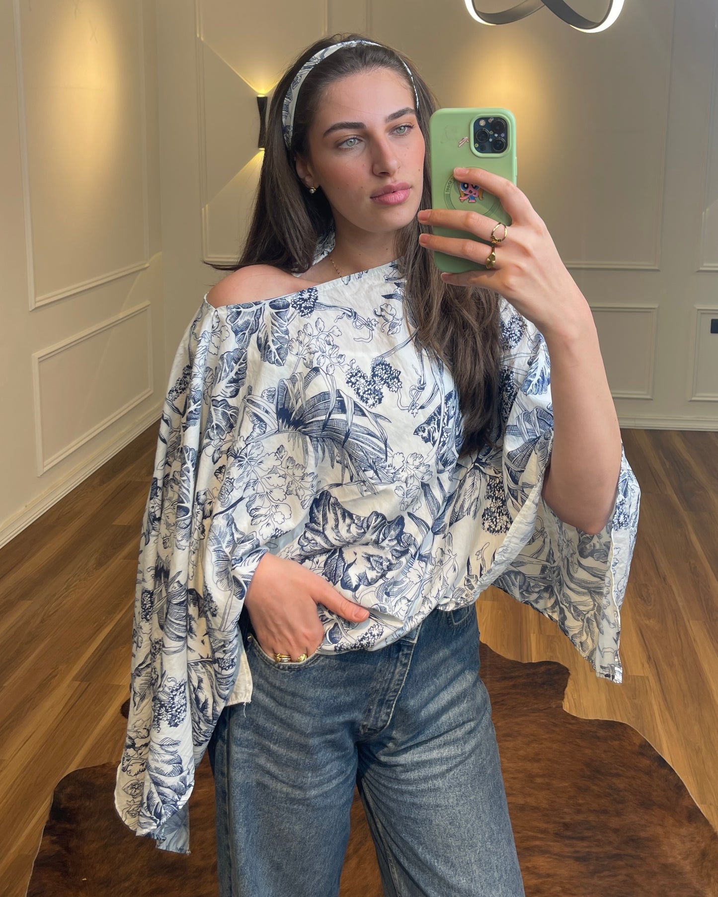 Elegant Floral Print Cut-Out Blouse | بلوزة أنيقة بنقشة ورود وقصّة كتف مكشوفة
