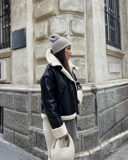 جاكيت جلد اسود مبطن بلون البيج