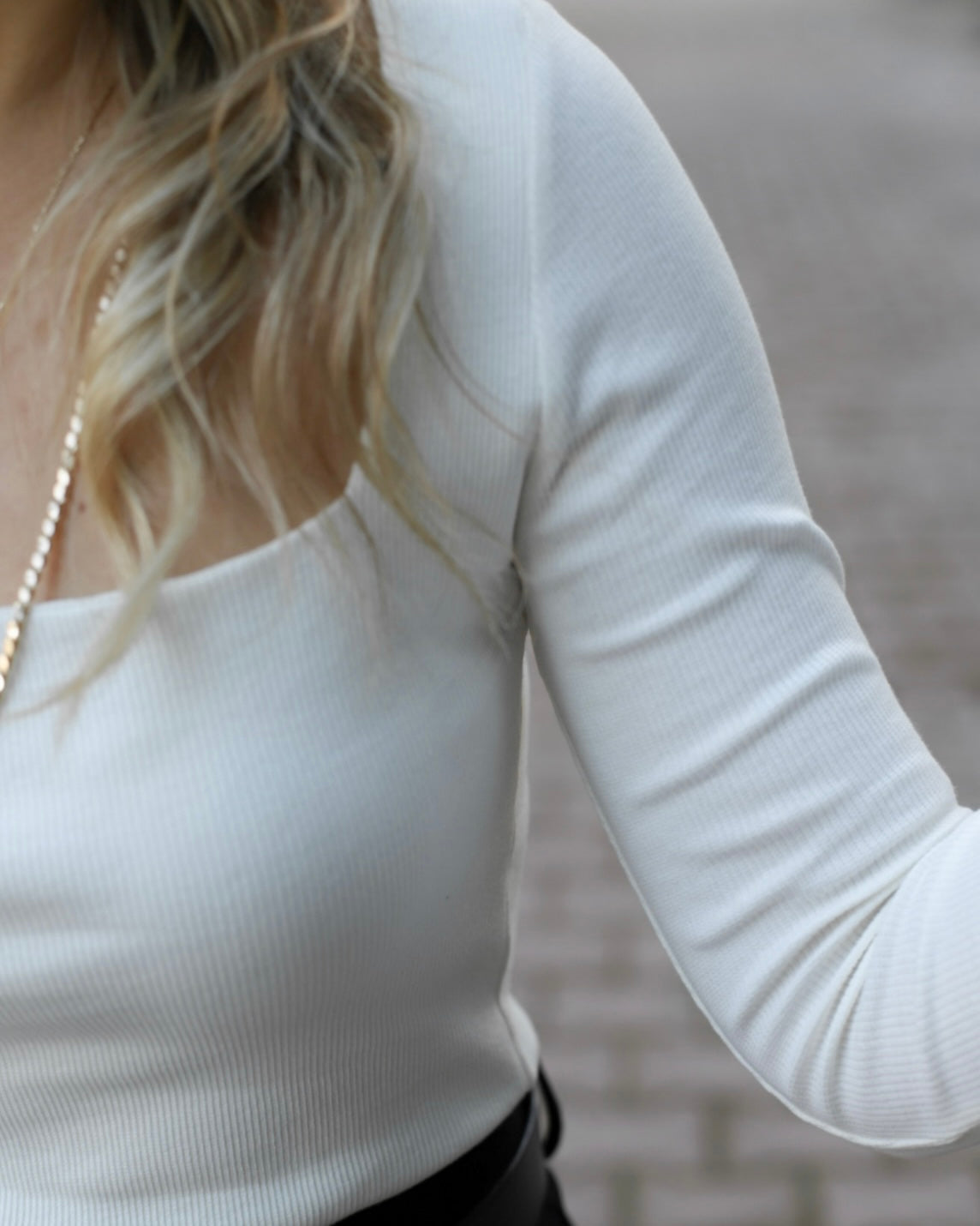 טופ לבן עם שרוולים ארוכים עם צווארון מרובע