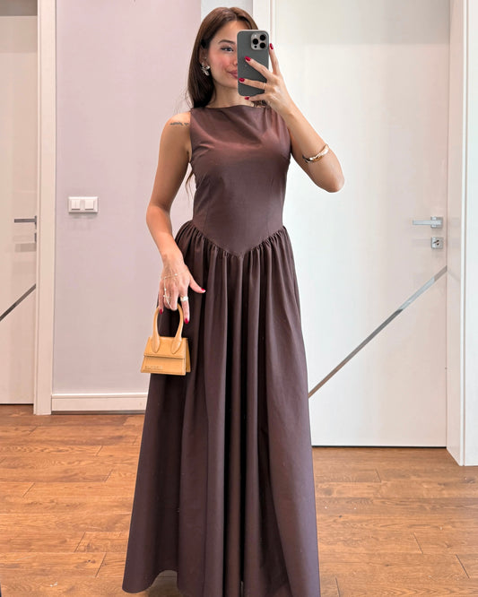 Brown Form-fitting Maxi Dress | فستان بني ماكسي بقَصّة أنثوية تُبرز القوام