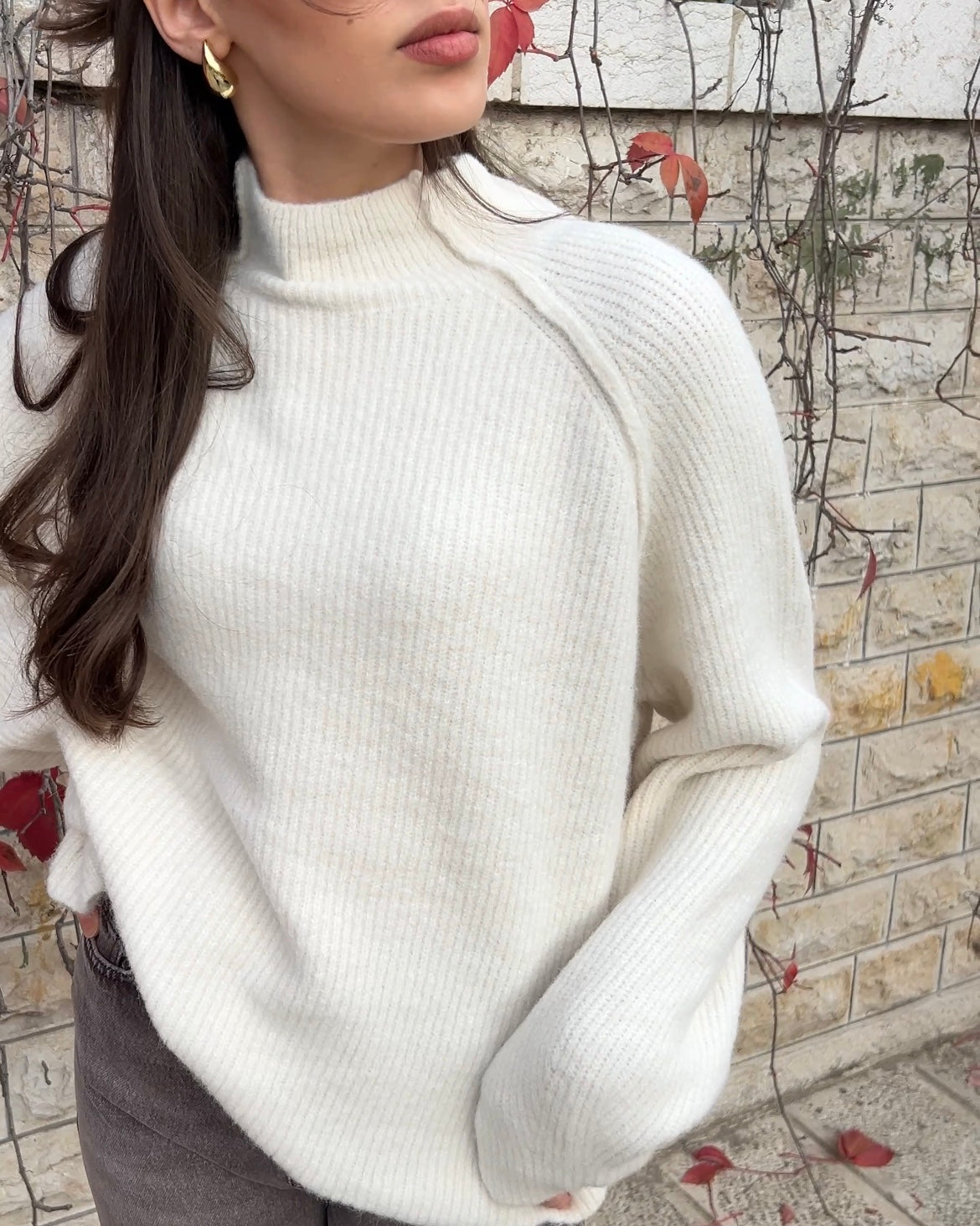 Creamy White Textured Knit Oversized Sweater | بلوزة كريمية محبوكة بنسيج مُحكم وقَصّة واسعة