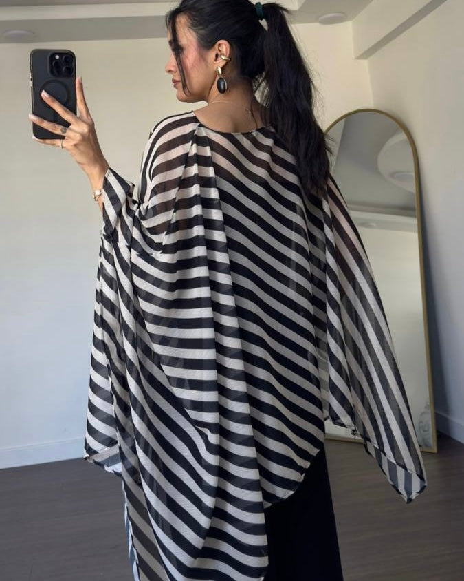 Women’s Elegant Black & Beige Striped Chiffon Kaftan Blouse – Batwing Sleeve Flowing Top | بلوزة كفتان نسائية أنيقة بخطوط أسود وبيج – شيفون بأكمام واسعة وانسيابية