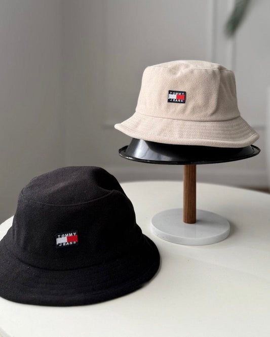 طاقيه شتوي TOMMY باللون البيج