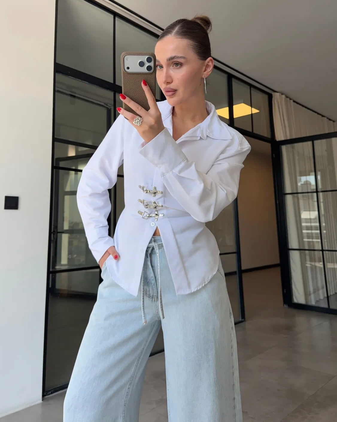 Elegant white Buckle Detail Fitted Shirt | قميص أبيض أنيق بقصة محددة وتفاصيل أبازيم معدنية