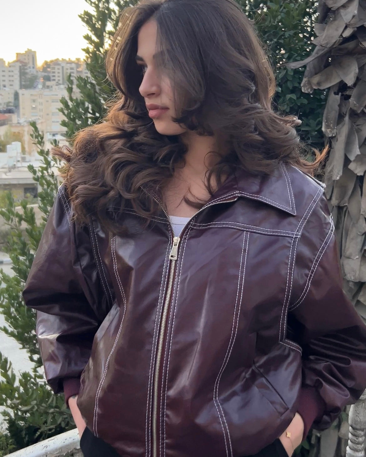 ‏Timeless Maroon Leather Bomber Jacket | ‏جاكيت بومبر من الجلد باللون الخمري الغامق الكلاسيكي