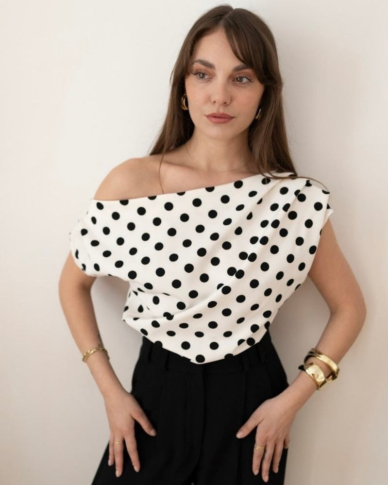 Polka dot off-shoulder blouse | بلوزة أوف شولدر منقطة