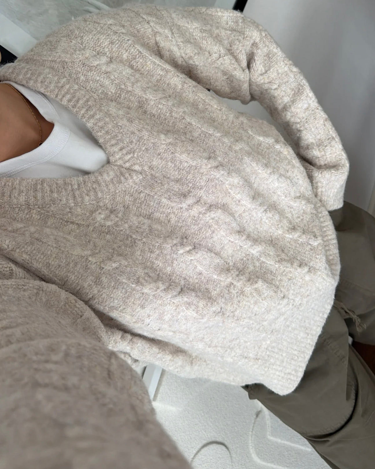 Cream Cable Knit Sweater with V-Neck & Ribbed Hem | بلوزة كريمي محبوكة بنقشة ضفائر وياقة ڤي