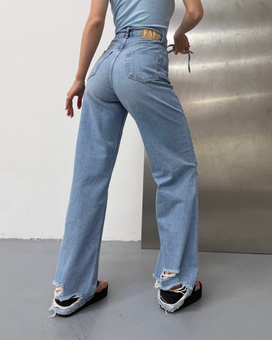 Light Wash High-Waist Drawstring Distressed Wide-Leg Jeans | جينز أزرق فاتح بخصر عالي وربطة خصر ممزق عند الركبة
