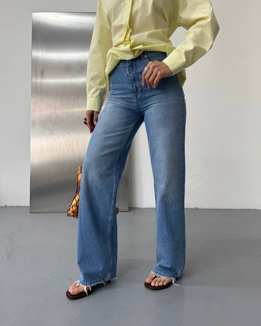 Classic Blue Toned Straight Leg High-Waisted Jeans | بنطال جينز أزرق كلاسيكي بقصّة مستقيمة وخصرٍ عالٍ