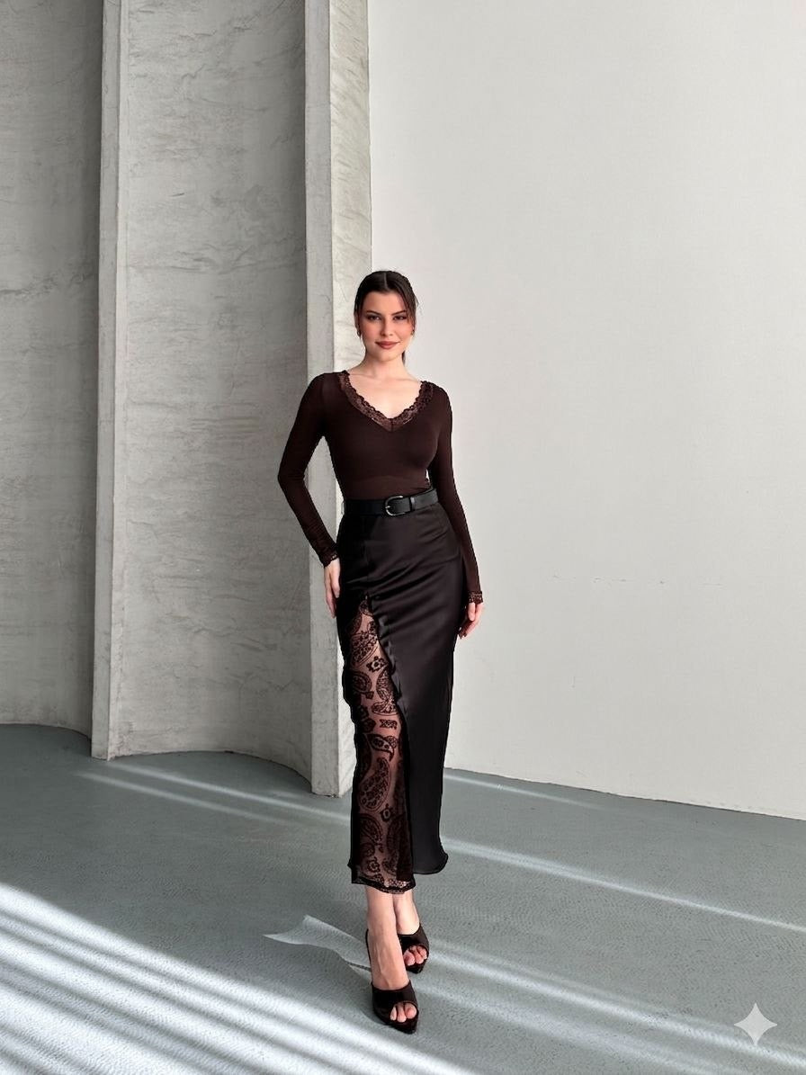 Black long slit skirt with lace|    تنورة سوداء طويلة مفتوحة مع دانتيل