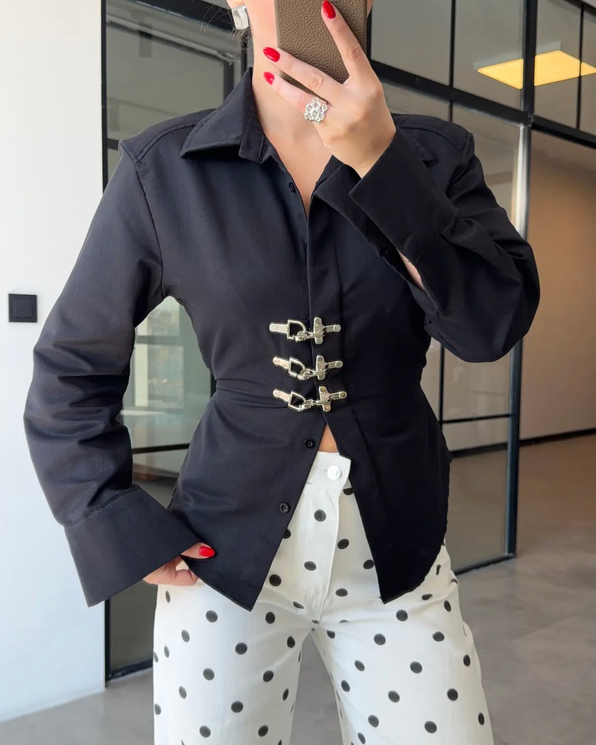Elegant Black Buckle Detail Fitted Shirt | قميص أسود أنيق بقصة محددة وتفاصيل أبازيم معدنية