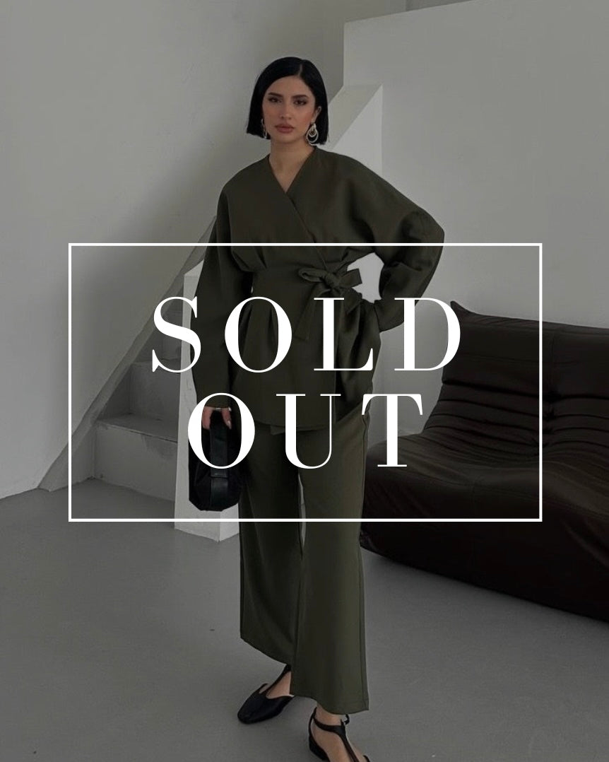 Olive Green Fitted Set With a Side Tie | طقم زيتي انيق بارز للخصر مع ربطة جانبية