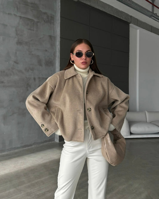 جاكيت بلون بيج هادئ